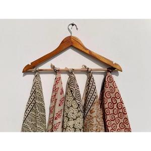Pañuelo de algodón indio con estampado a mano, estilo bohemio floral, suave, para la cabeza o el cuello, para mujer, ideal para el verano. - Product Image 2