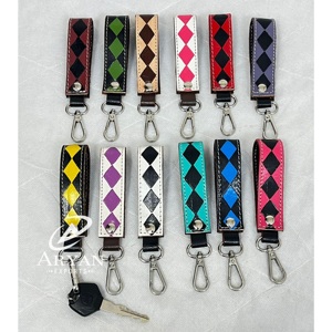 พวงกุญแจหนังแท้ลายตารางหมากรุก งานแฮนด์เมดระดับพรีเมียม ดีไซน์อาร์ไกล ทนทาน ใหม่ล่าสุด  สำหรับผู้ชายและผู้หญิง - Product Image 1