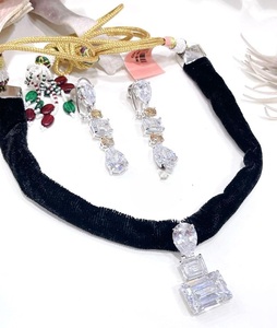 Ensemble de collier et boucles d'oreilles de créateur en argent plaqué de qualité supérieure, idéal pour les mariages, les fêtes et les occasions spéciales. - Product Image 6
