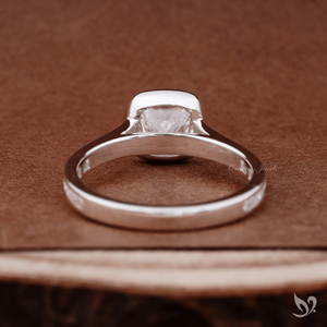 Anillo de compromiso de lujo suave en oro blanco de 10k con diamante de laboratorio de corte cojín de 2 quilates engastado en bisel con banda de canal. - Product Image 3
