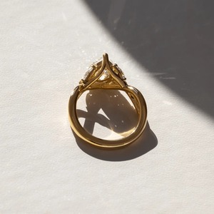 Anillo de compromiso de oro amarillo de 14 quilates con diamante cultivado en laboratorio de corte pera de 1.25 quilates y diseño infinito - Product Image 2