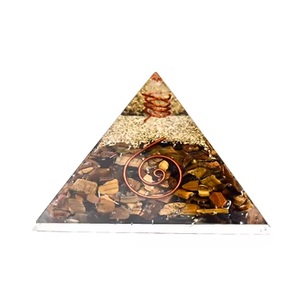 Pyramide d'orgonite triangulaire avec incrustations de copeaux d'œil de tigre, pierre naturelle, décoration d'intérieur, pierre de méditation, artisanat - Product Image 1