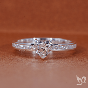 Anillo de Diamante Cultivado en Laboratorio con Corte Corazón de 0.50CT, Certificado IGI, Banda Pavé con Canal, Oro Blanco de 10K - Product Image 1