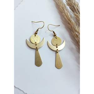 Boucles d'oreilles pendantes en laiton finition antique inspirées du patrimoine royal indien, accessoires de mode en cristal pour les soirées et les cadeaux - Product Image 1