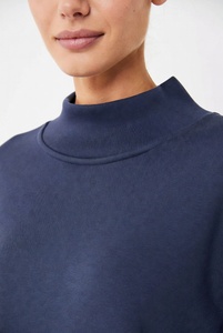 Femme confiante portant un sweat-shirt vert émeraude riche à col montant, coupe ample parfaite, dans un éclairage de studio clair. - Product Image 5