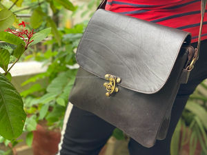 Sac à bandoulière en cuir véritable pour femmes fait à la main Unique Style Vintage Messenger Nylon Doublure Lettre Décoration Designer Sac à main - Product Image 4