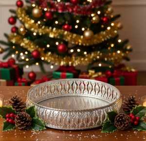 Assiette décorative ronde en métal avec motif gravé pour la décoration de Noël - Product Image 1