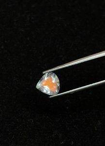 Piedra lunar arcoíris multifacética natural con corte en forma de corazón. - Product Image 2