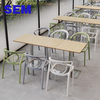 SEM Kommerzielle Restaurantmöbel Sperrholztische und Acryl-PP-Stühle Set für Café Kantine Cafeteria Esstisch-Set