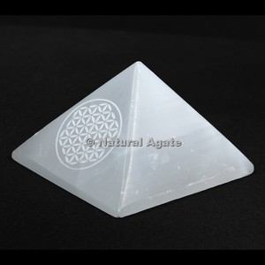 Pyramide en sélénite gravée de symboles Reiki, sculpture écologique pour la guérison spirituelle - Product Image 2