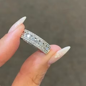 แหวนมอสซาไนต์วงกว้าง เงินแท้ 925 ประดับเพชรแบบปาเว่ แหวนแต่งงานสำหรับผู้หญิง เครื่องประดับหรูหรา - Product Image 1