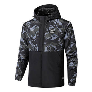 Veste coupe-vent camouflage pour homme à capuche et demi-zip, légère et sportive en polyester, idéale pour l'automne et le streetwear, avec espace pour logo - Product Image 1