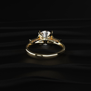Anillo de Compromiso Solitario Redondo con Baguette Cónico, con Diamante Cultivado en Laboratorio como Piedra Central de 2 Ct y Piedra Lateral de 0.30 Ct TW 2.30 C - Product Image 3