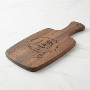 Planche à découper en bois personnalisée avec poignée, planche à découper en bois massif pour la cuisine, le service de fromages et les cadeaux - Product Image 3