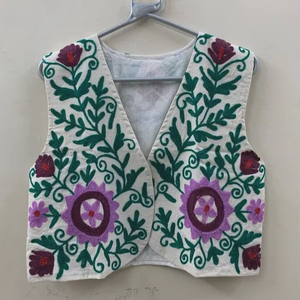 Chaleco de Terciopelo Bordado con Flores Suzani, Chaleco Floral Bohemio, Atuendo Navideño, Chaleco Decorativo, Chaleco Abierto por Delante, Chaleco Hippie - Product Image 1
