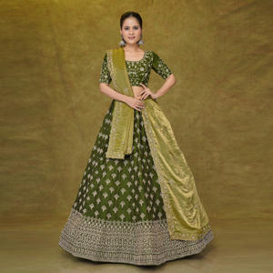 Lehenga Choli de Seda Fendi con Bordado Zari, Falda Acampanada, Blusa Tejida, Dupatta Elegante en Contraste, para Fiestas y Bodas Tradicionales - Product Image 1