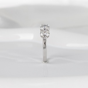 แหวนเพชรรูปไข่เพาะเลี้ยงแบบครึ่งวง 1.8 กะรัต ทอง 14K ดีไซน์เรียบหรูทันสมัย เหมาะสำหรับสวมซ้อนกับแหวนแต่งงาน - Product Image 5