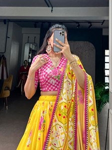 Lehenga très tendance en tissu georgette fleuri avec un imprimé élégant et une belle blouse brodée à la main - Product Image 6