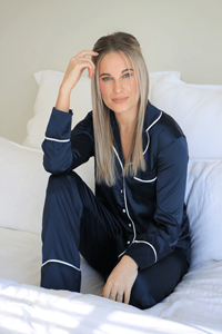 Ensemble de pyjama décontracté d'été en satin bleu marine pour femme, manches courtes, coupe classique, 2 pièces, col rabattu, short avec bordure blanche, vêtements de nuit - Product Image 3