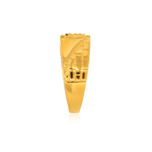 Bague pour homme en or de qualité supérieure avec un panneau central rectangulaire surélevé, une gravure géométrique détaillée et un motif latéral décoratif - Product Image 4