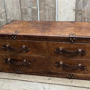 Table basse en bois de manguier faite à la main, coffre de rangement en cuir buff, cloutée de laiton, meuble vintage pour salon - Product Image 3