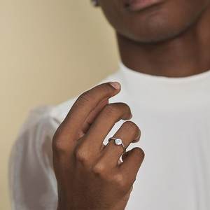 Anillo de compromiso moderno con diamante talla Asscher engastado en bisel - Product Image 3