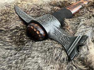 Bochen 2026 Hacha de Batalla Industrial Multifuncional Portátil Forjada con Cabeza de Hacha y Mango de Madera de Palisandro para Acampar, Cortar Leña y Encender Fuego - Product Image 3