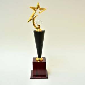 Magnifique trophée étoile dorée avec accent en cristal et base en bois. Disponible aux prix de gros. - Product Image 1