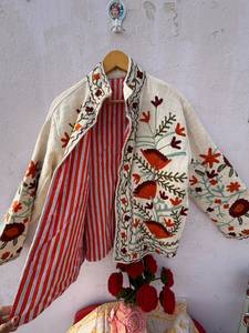 Veste bomber d'hiver pour femmes, en velours respirant et écologique, à motifs floraux bohèmes brodés à la main en Inde - Product Image 4