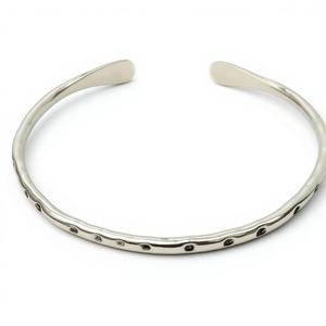 Brazalete Abierto Ajustable Ligero de Latón Plateado Hecho a Mano con Diseño de Mantra Antiguo para Niñas y Mujeres - Product Image 1