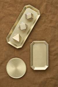 Plateau en laiton élégant et moderne, plateau de service minimaliste, plateau rond contemporain en laiton, plateau en laiton au design élégant, finition studio - Product Image 3