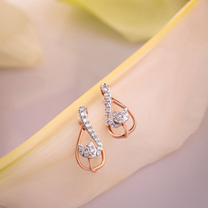 Boucles d'oreilles en or jaune plaqué or de luxe avec fleur de lotus et diamants pour femmes |   Bijoux élégants en CZ à motifs floraux pour fêtes et mariages 14K - Product Image 1