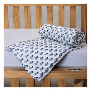 Edredón Kantha hecho a mano de algodón orgánico de la mejor calidad, estampado floral suave personalizado para uso invernal en casa - Product Image 1