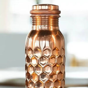 Bouteille en cuivre martelé traditionnelle pour l'hydratation quotidienne, bouteille à boire réutilisable pour le bien-être, la restauration et les voyages - Product Image 1