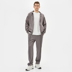 Ensemble de survêtement zippé pour homme en coton délavé gris taupe avec passepoil à coutures apparentes, fermeture à cordon sur toute la longueur, 100 % coton, style streetwear, fabriqué au Pakistan - Product Image 1