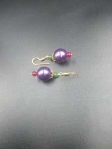 Boucles d'oreilles pendantes classiques Amaira Jewels en laiton plaqué or avec perles d'imitation violettes et perles rouges et vertes pour femme, style vintage, pour soirée - Product Image 2
