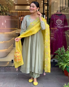 Conjunto de Top y Pantalón Plazzo con Dupatta, Bordado a Mano con Lentejuelas y Pedrería, en Seda Parampara Natural - Product Image 2