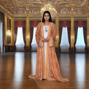 Abaya légère avec imprimé ethnique orné, tissu fluide et doux, manches amples, style ouvert sur le devant, tombé élégant, idéale pour les occasions. - Product Image 1