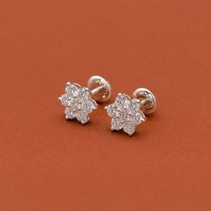 Pendientes Pequeños de Plata de Ley S925 con Diseño de Flor Delicada y Racimo de Diamantes de Corte Redondo para Mujer - Product Image 4