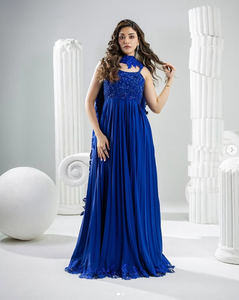 Zaree Steals the Show: Schicke Silhouette mit Kristallbesetztem Oberteil, Trägerärmeln und Plissiertem Rock aus Schnelltrocknender, Feuchtigkeitsableitender Baumwolle - Product Image 2