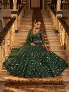 ชุดเลเฮนกาสำหรับเจ้าสาวแบบตาข่ายสุดพิเศษจาก AARIKA TEXTILE ประดับเลื่อม ลูกปัด ปักดิ้นเรซัม ปักลายแบบซาร์ดอซี พร้อมเสื้อและผ้าคลุมไหล่ คอลเลคชั่นชุดพื้นเมือง - Product Image 3