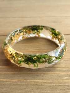 Exclusivo Brazalete de Resina Hecho a Mano con Musgo Preservado y Hoja de Oro, Tema Rústico Natural, Joyería Ecológica para Boda - Product Image 6
