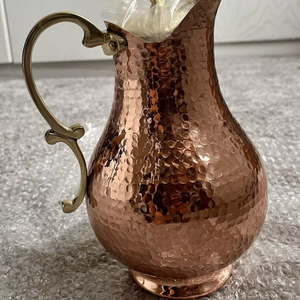 เหยือกทองแดงคุณภาพสูง งานแฮนด์เมด รักษาสิ่งแวดล้อม เก็บความร้อน-เย็น พร้อมหูจับ สำหรับดื่ม เหมาะเป็นของขวัญธุรกิจสไตล์อินเดีย ขายส่ง - Product Image 1