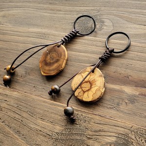 Porte-clés en bois rustique bio, inspiré de la nature, fait main, accessoire en bois naturel, design de logo personnalisable pour anniversaire/mariage - Product Image 4