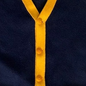 Créez des logos personnalisés bleus et dorés sur des pulls cardigan unisexes, des lettres brodées, des articles tricotés pour les sororités et les fraternités. - Product Image 5