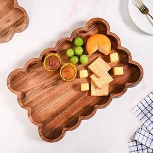 Plateau rectangulaire en bois rustique avec bord naturel pour les collations et une utilisation décorative, thème végétal, plateau de service en bois artisanal - Product Image 3