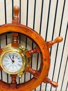 Horloge murale nautique vintage en bois antique de 18 pouces avec hublot et roue de bateau polie pour la décoration de la maison et du bureau - Product Image 5