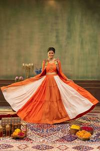 Conjunto Premium de Lehenga Choli Gujarati para Navratri con Koti con Decoración de Espejos |   Lehenga de Rayón Puro de 7 Metros con Vuelo - Product Image 1