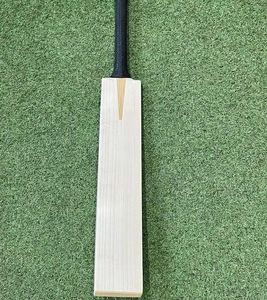 Classic Maple Right Hand Durable Maple Cricket Bat Hand-Stitched 40mm Thickness 2.8lbs Weight Professional Hardball Bat - Product Image 5