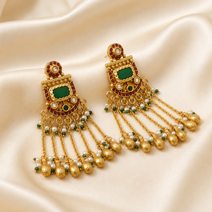 Pendientes Kashmiríes de Lujo Chapados en Oro para Mujer |   Pendientes Étnicos Tradicionales con Piedra Verde y Borlas de Perlas |   Nupcial - Product Image 5
